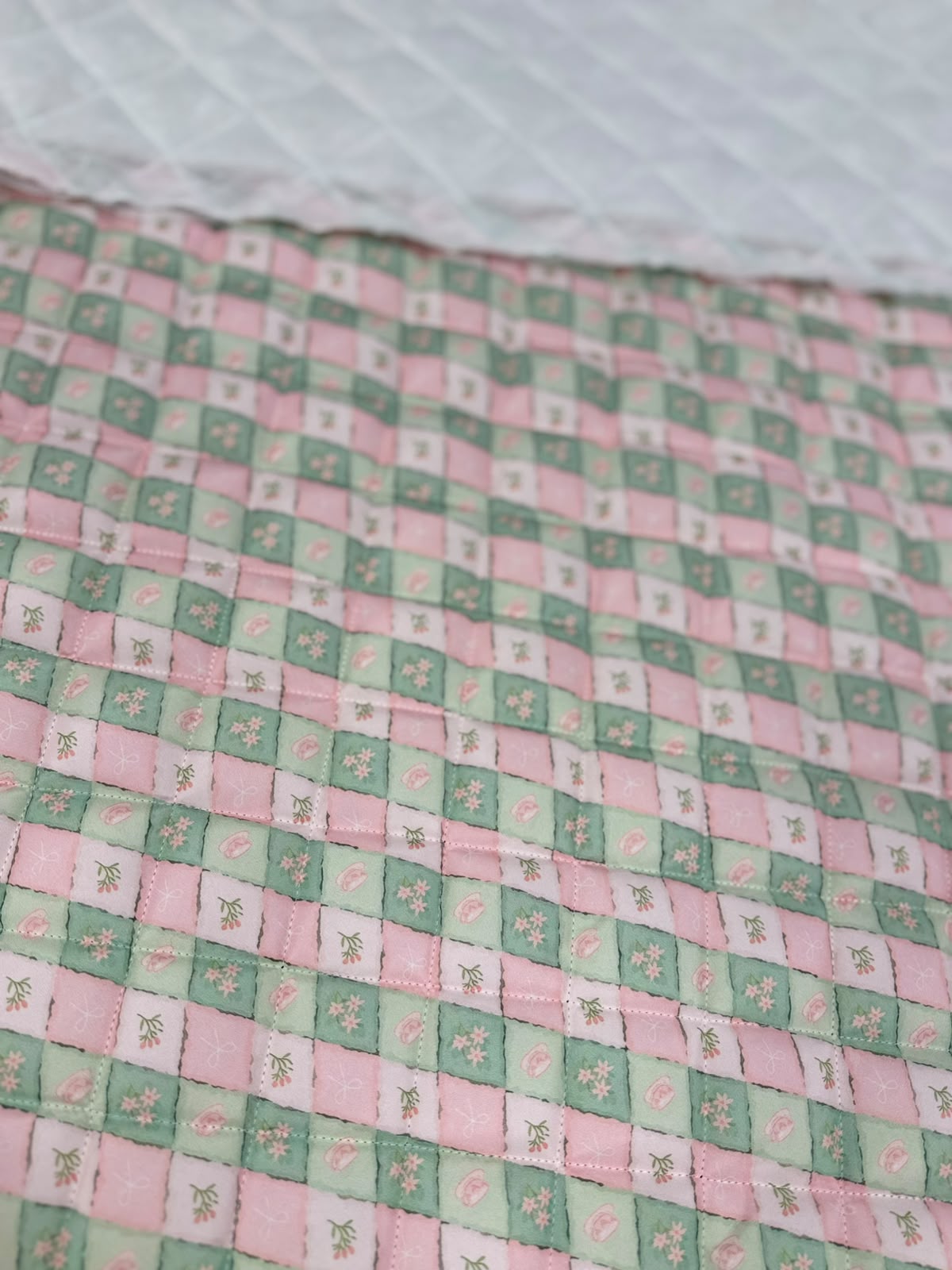 160 gr En: 150 cm Yapı: Elyaf dolgulu kapitone Dolgun ve hacimli görünüm Formunu koruyan kapitone dikiş yapısı Çanta ve tekstil üretimine uygun Bebek ve çocuk ürünlerinde farklı tasarımlarda kullanılabilir