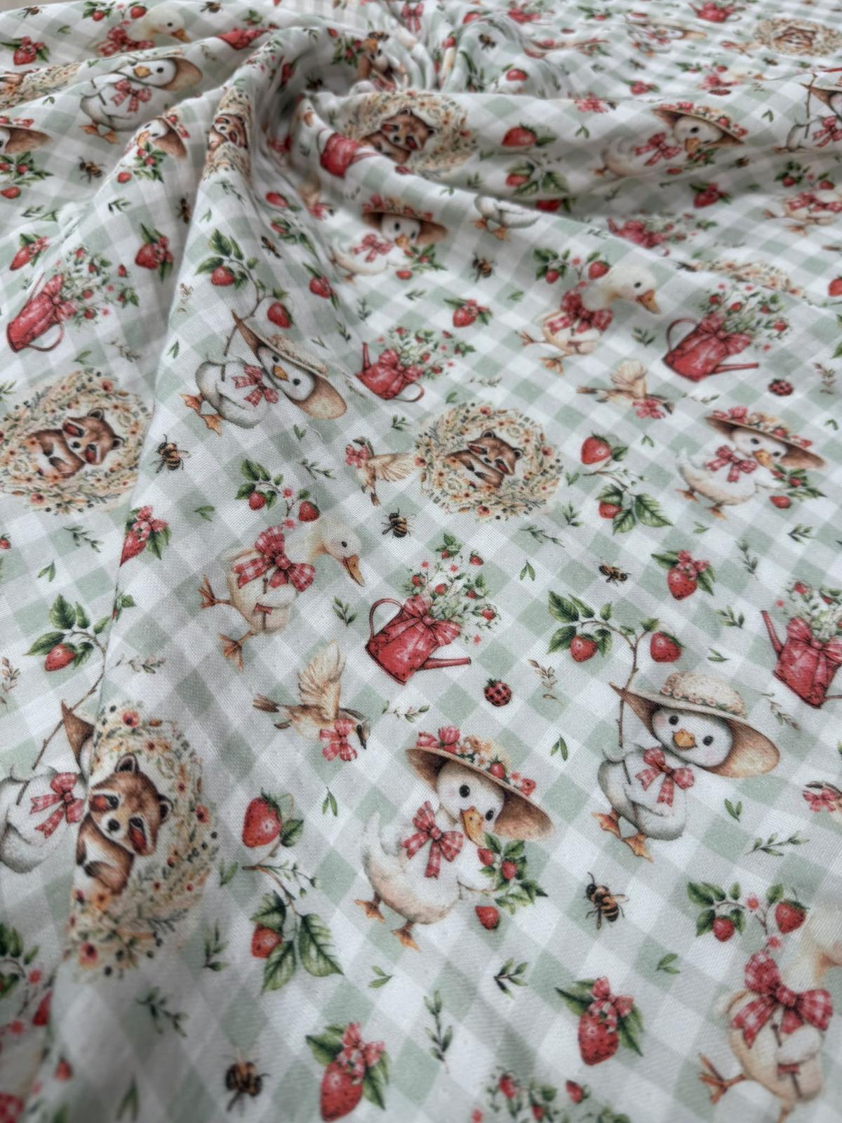 180gr 160cm en 4 kat müslin kumaş; yumuşak, nefes alabilen, yüksek emiciliğe sahip ve doğal dokulu yapısıyla bebek ve çocuk giyim, havlu, bornoz, battaniye, örtü, kundak, pike, nevresim, ev tekstili ve çeşitli tekstil ürünlerinin üretiminde kullanıma uygun, konforlu ve çok yönlü bir kumaştır.