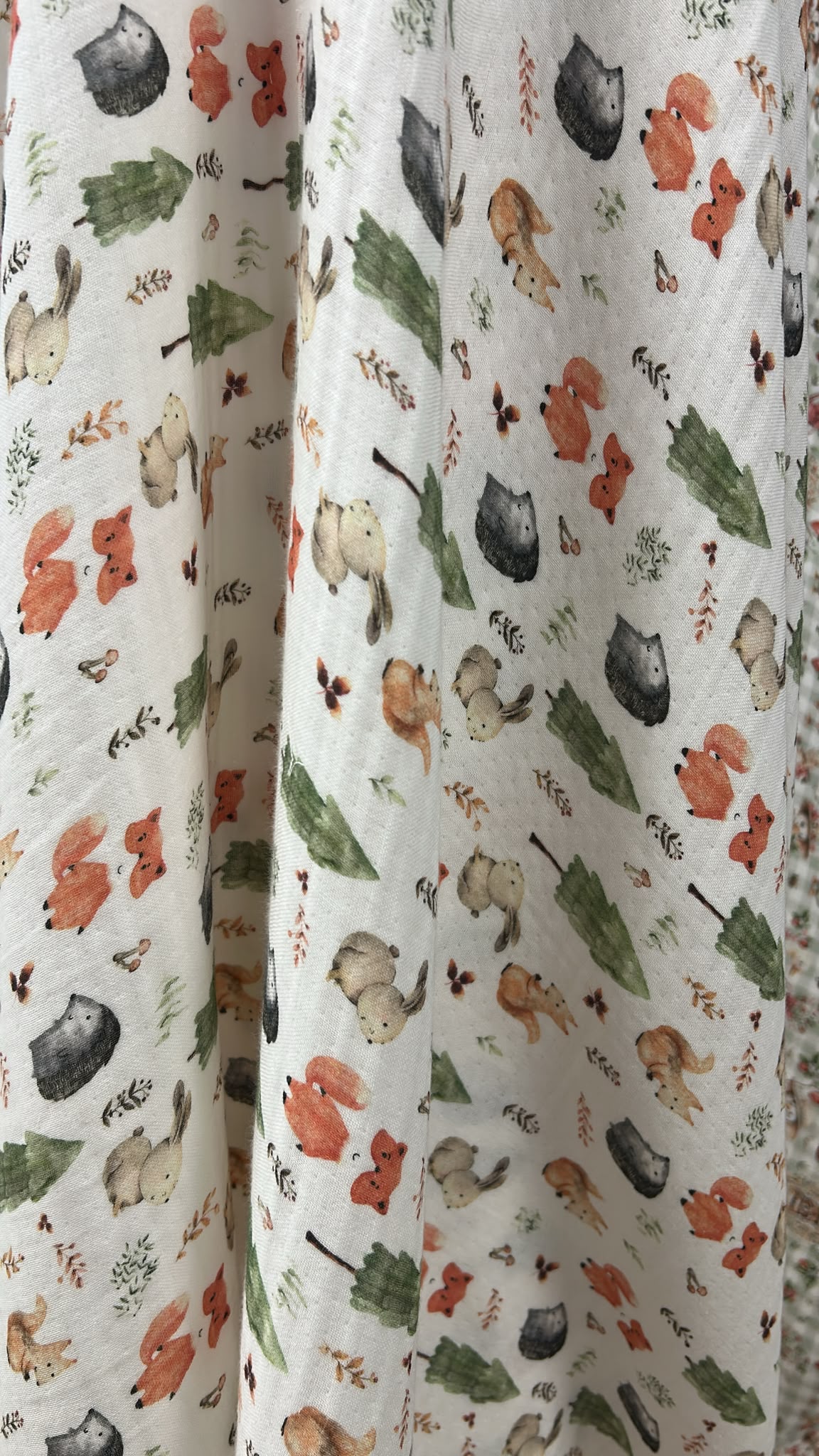 180gr 160cm en 4 kat müslin kumaş; yumuşak, nefes alabilen, yüksek emiciliğe sahip ve doğal dokulu yapısıyla bebek ve çocuk giyim, havlu, bornoz, battaniye, örtü, kundak, pike, nevresim, ev tekstili ve çeşitli tekstil ürünlerinin üretiminde kullanıma uygun, konforlu ve çok yönlü bir kumaştır.