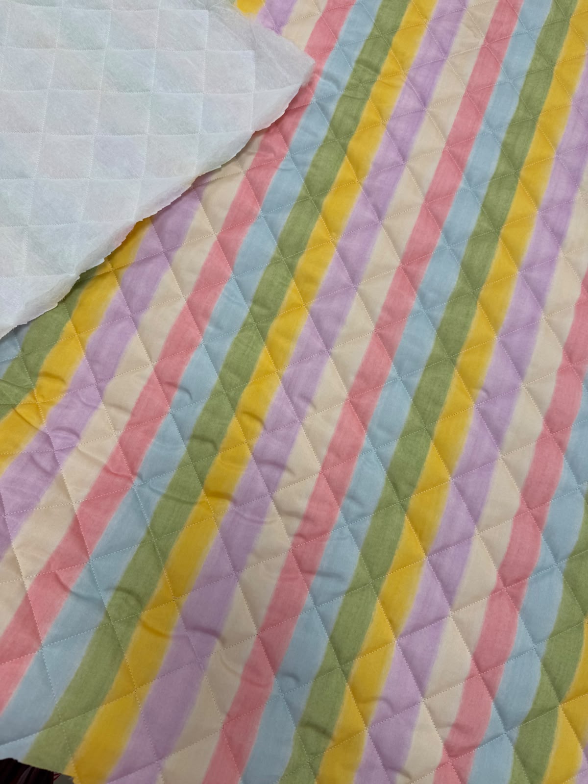160 gr En: 150 cm Yapı: Elyaf dolgulu kapitone Dolgun ve hacimli görünüm Formunu koruyan kapitone dikiş yapısı Çanta ve tekstil üretimine uygun Bebek ve çocuk ürünlerinde farklı tasarımlarda kullanılabilir