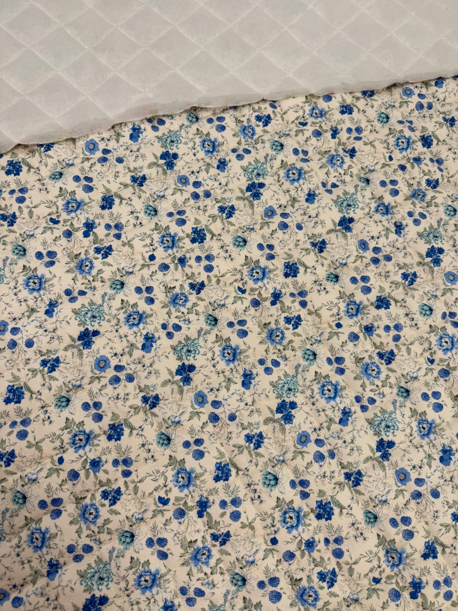 Çiçek desenli süet kapitone kumaş, yumuşak ve dolgulu yapısıyla tekstil, çanta, ev tekstili, aksesuar ve dekoratif ürünlerin üretimine uygundur.