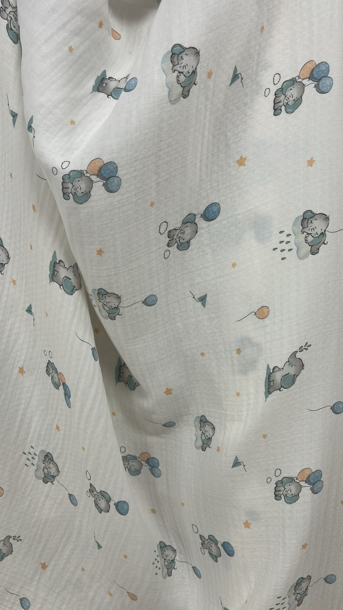 180gr 160cm en 4 kat müslin kumaş; yumuşak, nefes alabilen, yüksek emiciliğe sahip ve doğal dokulu yapısıyla bebek ve çocuk giyim, havlu, bornoz, battaniye, örtü, kundak, pike, nevresim, ev tekstili ve çeşitli tekstil ürünlerinin üretiminde kullanıma uygun, konforlu ve çok yönlü bir kumaştır.