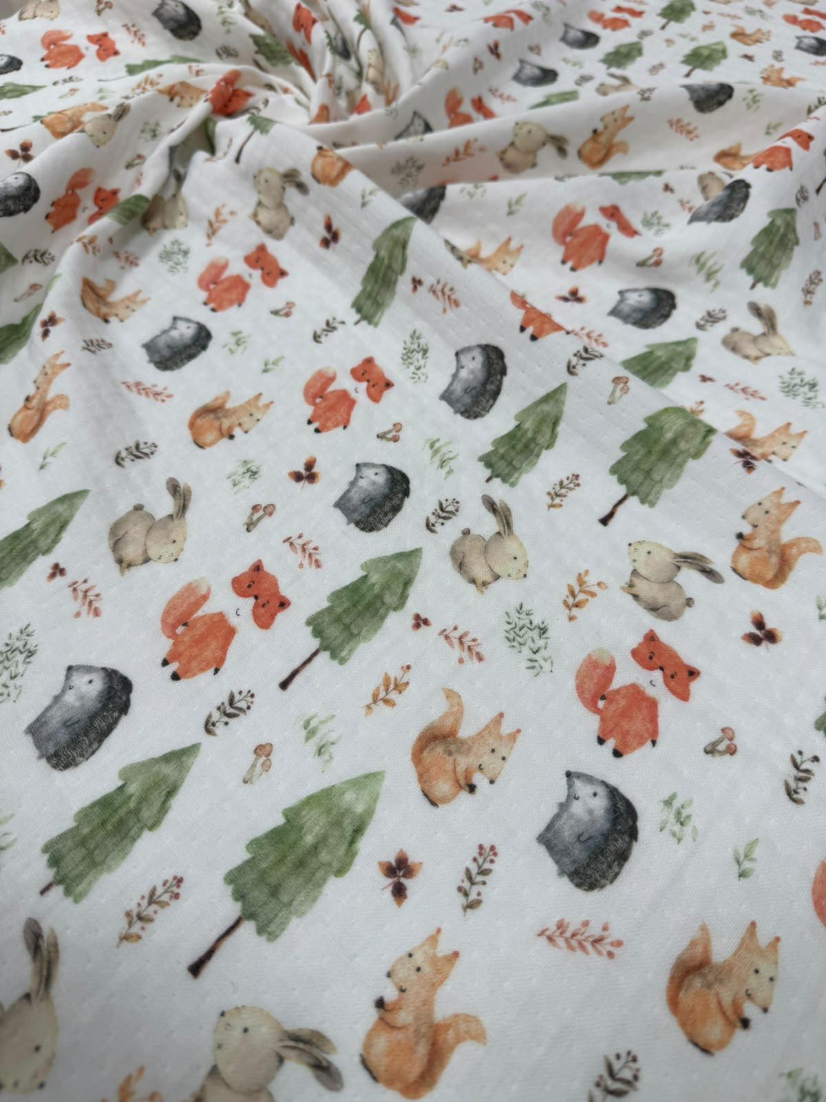 180gr 160cm en 4 kat müslin kumaş; yumuşak, nefes alabilen, yüksek emiciliğe sahip ve doğal dokulu yapısıyla bebek ve çocuk giyim, havlu, bornoz, battaniye, örtü, kundak, pike, nevresim, ev tekstili ve çeşitli tekstil ürünlerinin üretiminde kullanıma uygun, konforlu ve çok yönlü bir kumaştır.