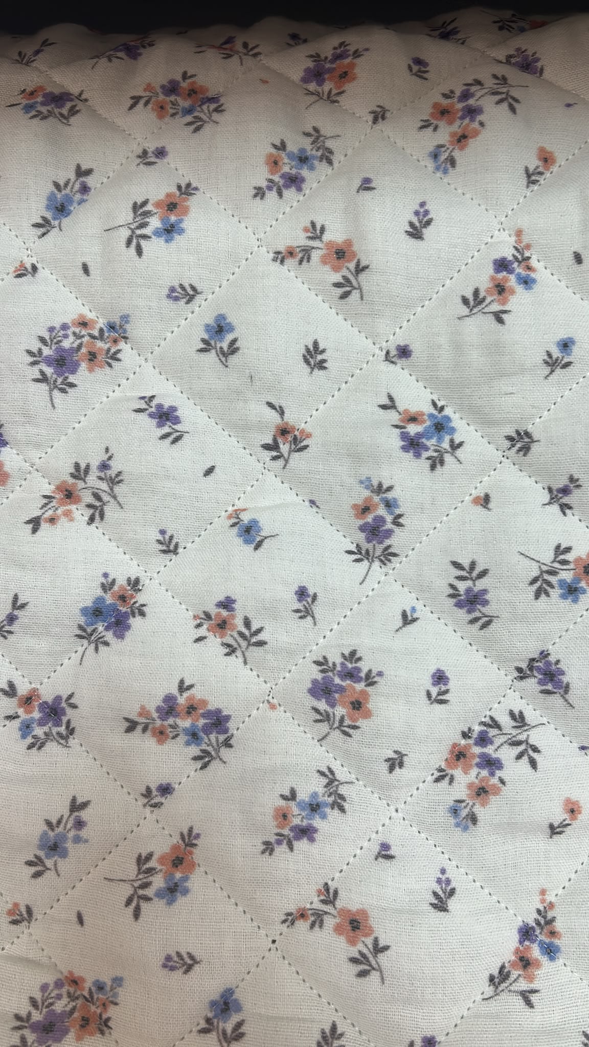 Müslin Elyaflı Kapitone 150 cm 160 gr Elyaflı.Yumuşak, nefes alabilen ve hafif yapılı desenli müslin kumaşlar; bebek tekstili, giyim ve dekorasyon ürünleri için toptan ve perakende satışa sunulmaktadır.
