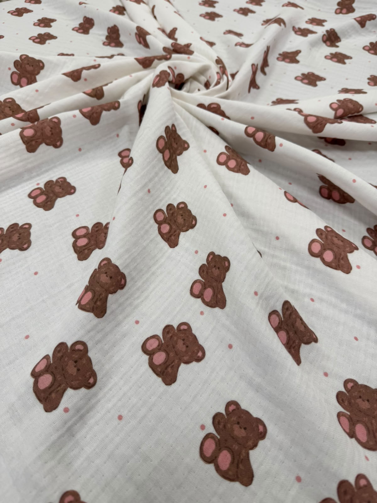 180gr 160cm en 4 kat müslin kumaş; yumuşak, nefes alabilen, yüksek emiciliğe sahip ve doğal dokulu yapısıyla bebek ve çocuk giyim, havlu, bornoz, battaniye, örtü, kundak, pike, nevresim, ev tekstili ve çeşitli tekstil ürünlerinin üretiminde kullanıma uygun, konforlu ve çok yönlü bir kumaştır.