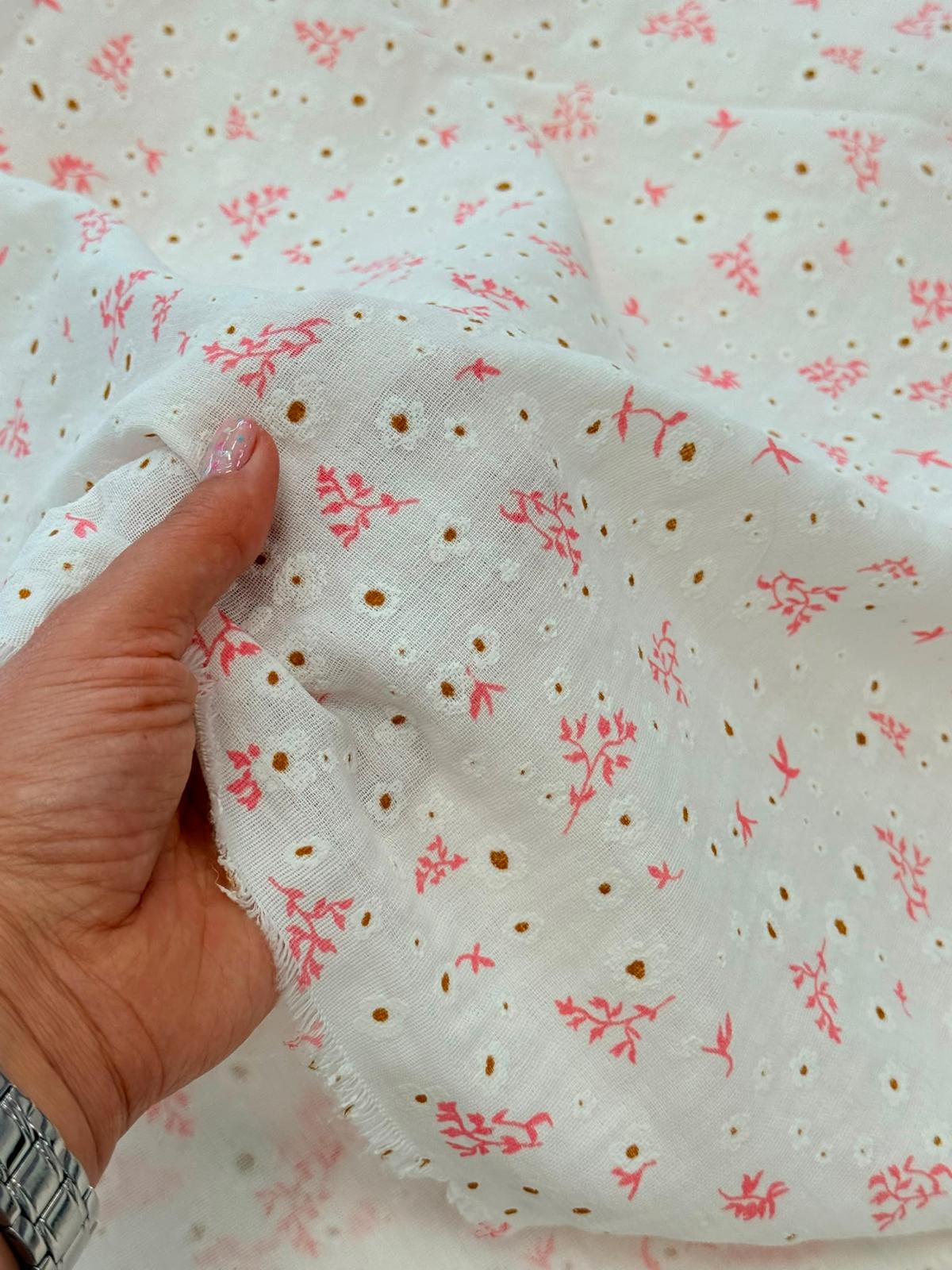Müslin kumaş; yumuşak, hafif ve nefes alabilen dokusuyla bebek ve çocuk giyim, elbise, gömlek, şort, örtü, kundak, battaniye, havlu, bornoz ve çeşitli tekstil ürünlerinin üretiminde kullanıma uygundur.