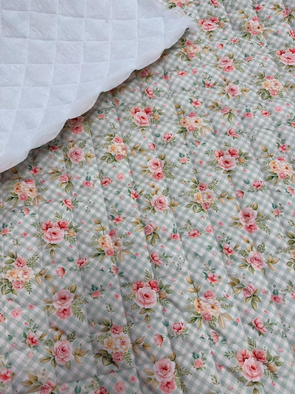 160 gr En: 150 cm Yapı: Elyaf dolgulu kapitone Dolgun ve hacimli görünüm Formunu koruyan kapitone dikiş yapısı Çanta ve tekstil üretimine uygun Bebek ve çocuk ürünlerinde farklı tasarımlarda kullanılabilir