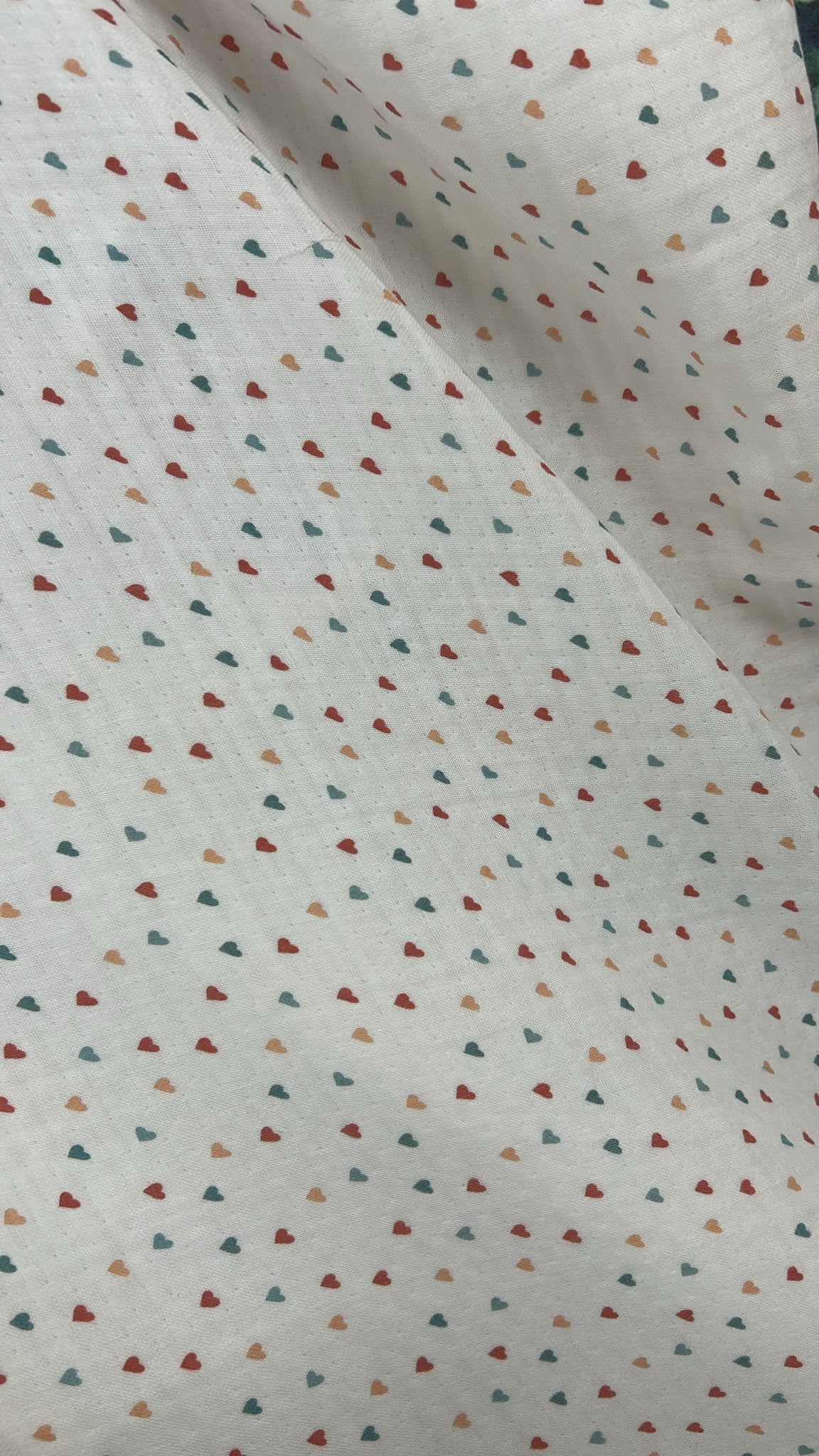 180gr 160cm en 4 kat müslin kumaş; yumuşak, nefes alabilen, yüksek emiciliğe sahip ve doğal dokulu yapısıyla bebek ve çocuk giyim, havlu, bornoz, battaniye, örtü, kundak, pike, nevresim, ev tekstili ve çeşitli tekstil ürünlerinin üretiminde kullanıma uygun, konforlu ve çok yönlü bir kumaştır.