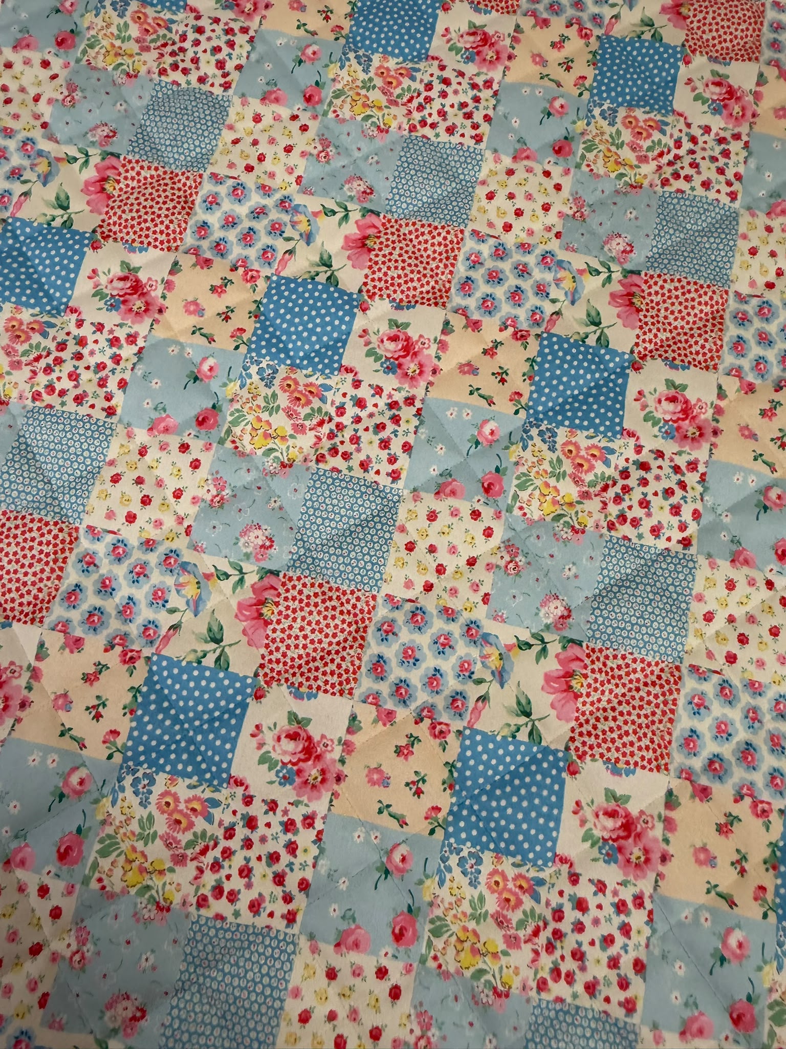 Patch desenli süet kapitone kumaş, yumuşak ve dolgulu yapısıyla tekstil, çanta, ev tekstili, aksesuar ve dekoratif ürünlerin üretimine uygundur.