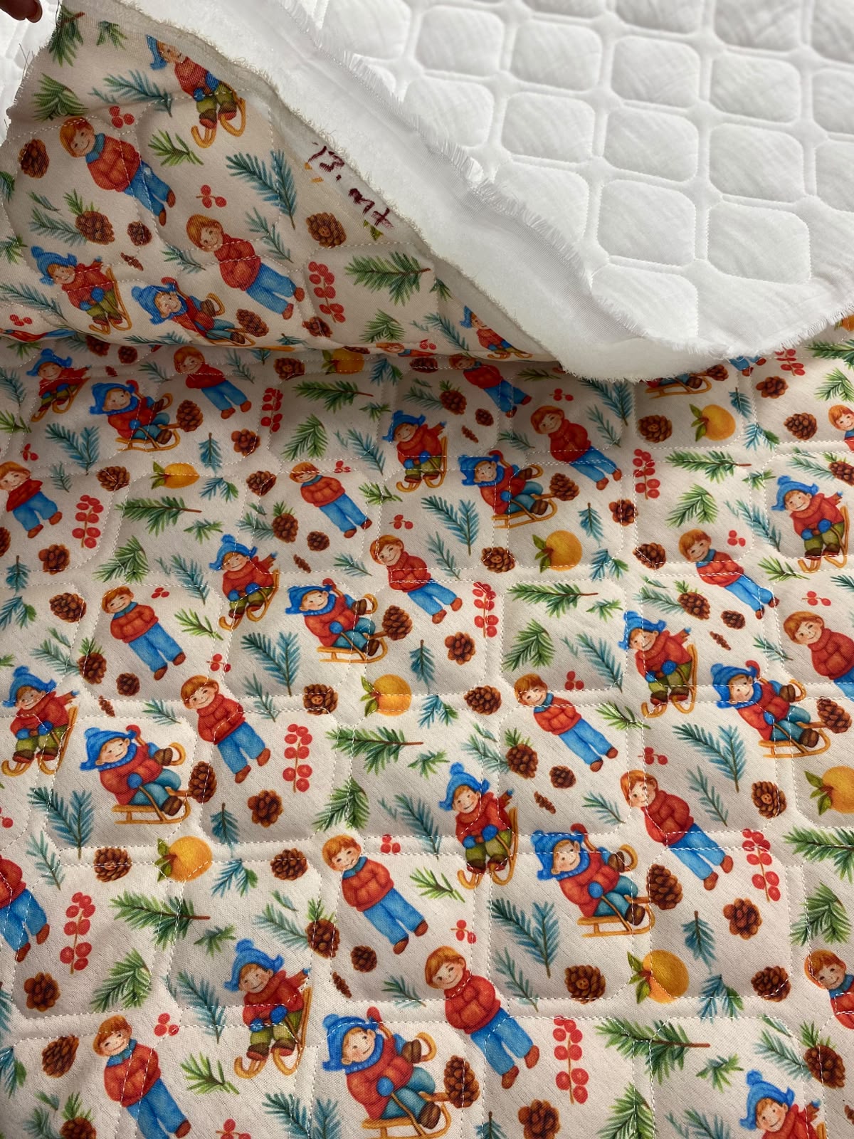 Müslin Elyaflı Kapitone 150 cm 160 gr Elyaflı.Yumuşak, nefes alabilen ve hafif yapılı desenli müslin kumaşlar; bebek tekstili, giyim ve dekorasyon ürünleri için toptan ve perakende satışa sunulmaktadır.