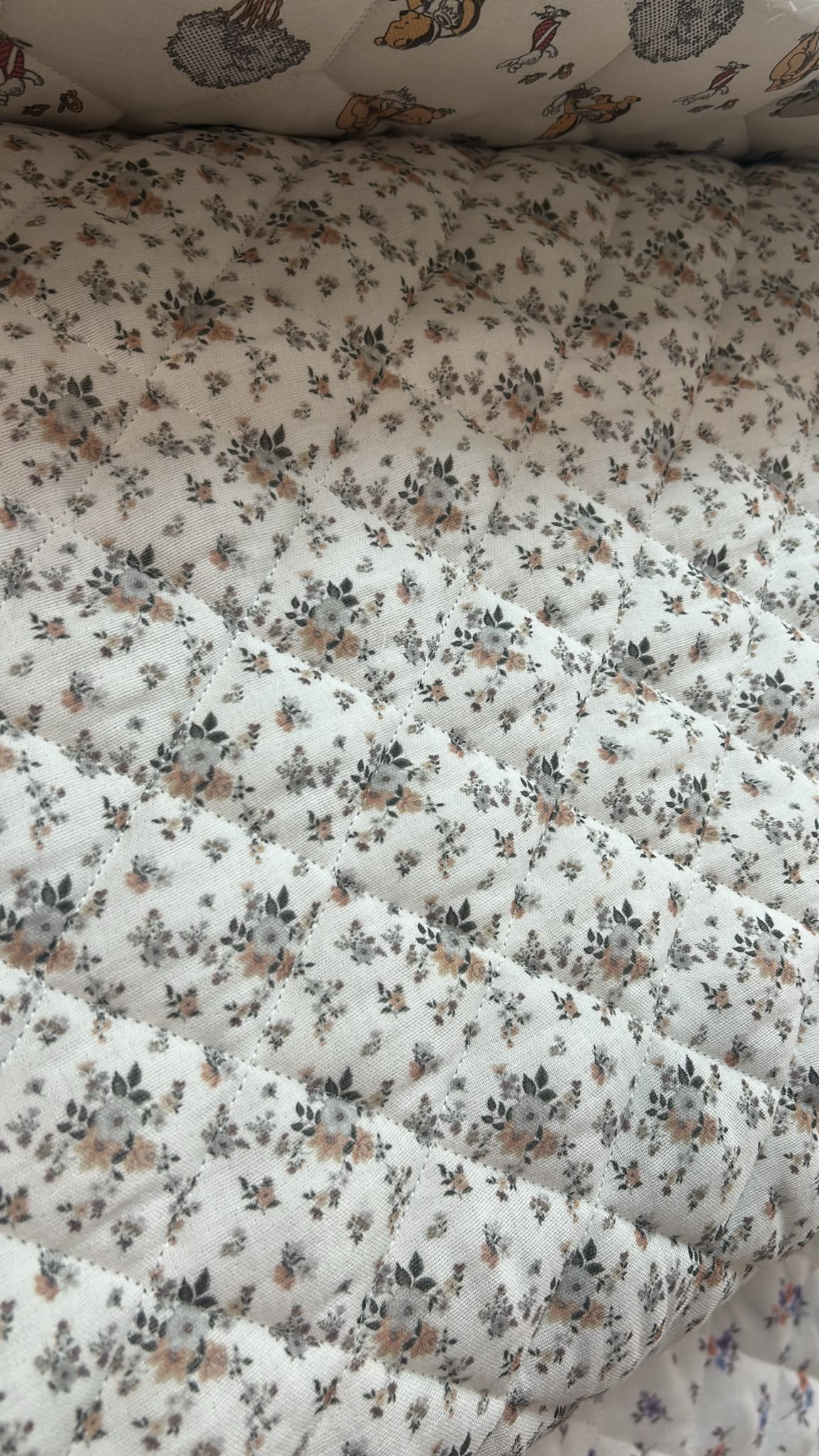 Müslin Elyaflı Kapitone 150 cm 160 gr Elyaflı.Yumuşak, nefes alabilen ve hafif yapılı desenli müslin kumaşlar; bebek tekstili, giyim ve dekorasyon ürünleri için toptan ve perakende satışa sunulmaktadır.
