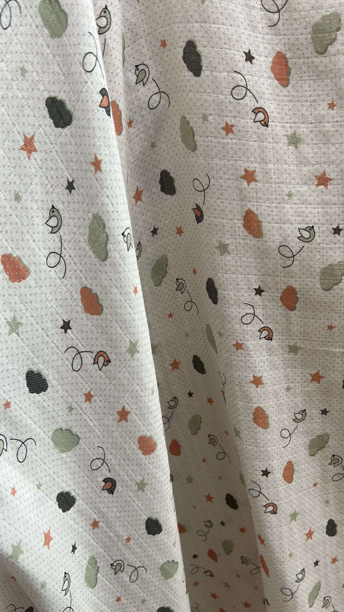 Kare baskılı müslin kumaş; yumuşak, hafif ve nefes alabilen dokusuyla bebek ve çocuk giyim, elbise, gömlek, şort, örtü, kundak, battaniye, havlu, bornoz ve çeşitli tekstil ürünlerinin üretiminde kullanıma uygundur.
