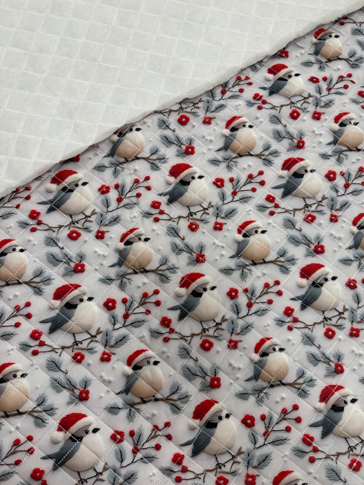 160 gr En: 150 cm Yapı: Elyaf dolgulu kapitone Dolgun ve hacimli görünüm Formunu koruyan kapitone dikiş yapısı Çanta ve tekstil üretimine uygun Bebek ve çocuk ürünlerinde farklı tasarımlarda kullanılabilir