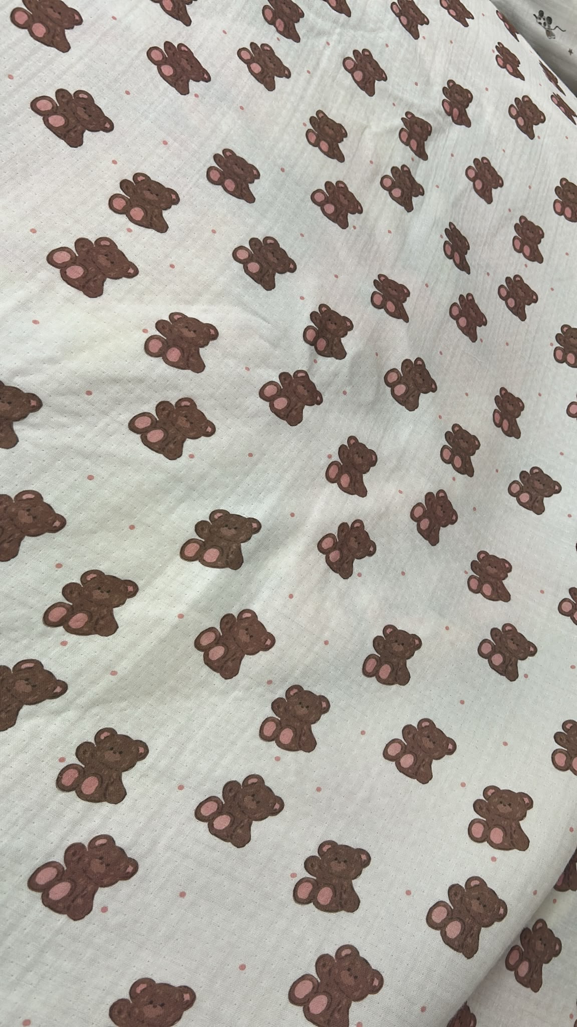 180gr 160cm en 4 kat müslin kumaş; yumuşak, nefes alabilen, yüksek emiciliğe sahip ve doğal dokulu yapısıyla bebek ve çocuk giyim, havlu, bornoz, battaniye, örtü, kundak, pike, nevresim, ev tekstili ve çeşitli tekstil ürünlerinin üretiminde kullanıma uygun, konforlu ve çok yönlü bir kumaştır.