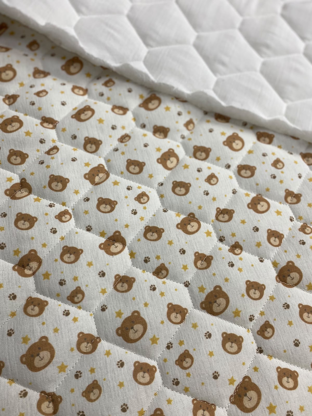 Müslin Elyaflı Kapitone 150 cm 160 gr Elyaflı.Yumuşak, nefes alabilen ve hafif yapılı desenli müslin kumaşlar; bebek tekstili, giyim ve dekorasyon ürünleri için toptan ve perakende satışa sunulmaktadır.