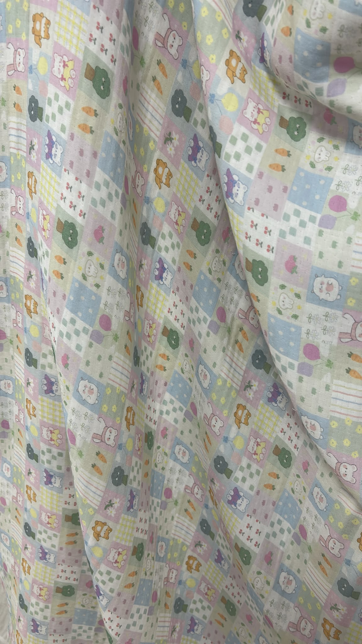 180gr 160cm en 4 kat müslin kumaş; yumuşak, nefes alabilen, yüksek emiciliğe sahip ve doğal dokulu yapısıyla bebek ve çocuk giyim, havlu, bornoz, battaniye, örtü, kundak, pike, nevresim, ev tekstili ve çeşitli tekstil ürünlerinin üretiminde kullanıma uygun, konforlu ve çok yönlü bir kumaştır.