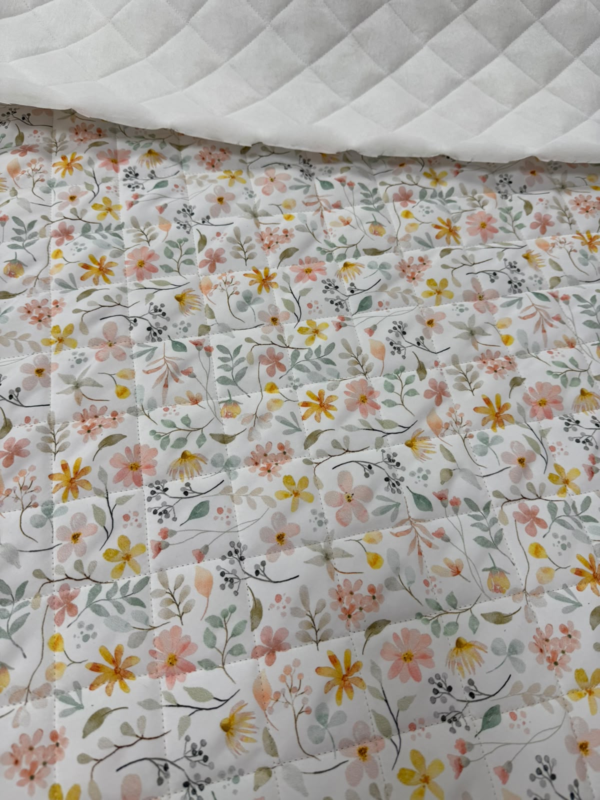 160 gr En: 150 cm Yapı: Elyaf dolgulu kapitone Dolgun ve hacimli görünüm Formunu koruyan kapitone dikiş yapısı Çanta ve tekstil üretimine uygun Bebek ve çocuk ürünlerinde farklı tasarımlarda kullanılabilir